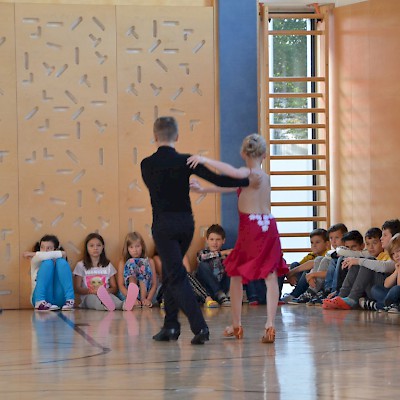 Tanzvorführung des Tanzsportklubs der HIB